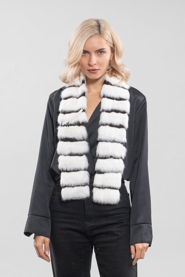 Weißer und brauner Kaninchenfellschal