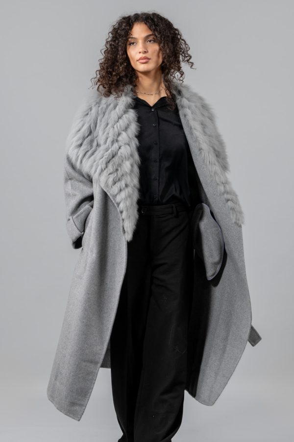 Manteau en laine cachemire grise avec col en fourrure