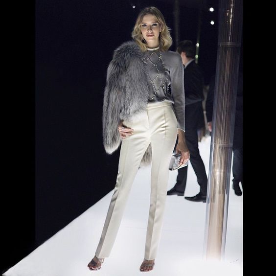 lena-perminova-in-fur-jacket-in-armani-fashion-show