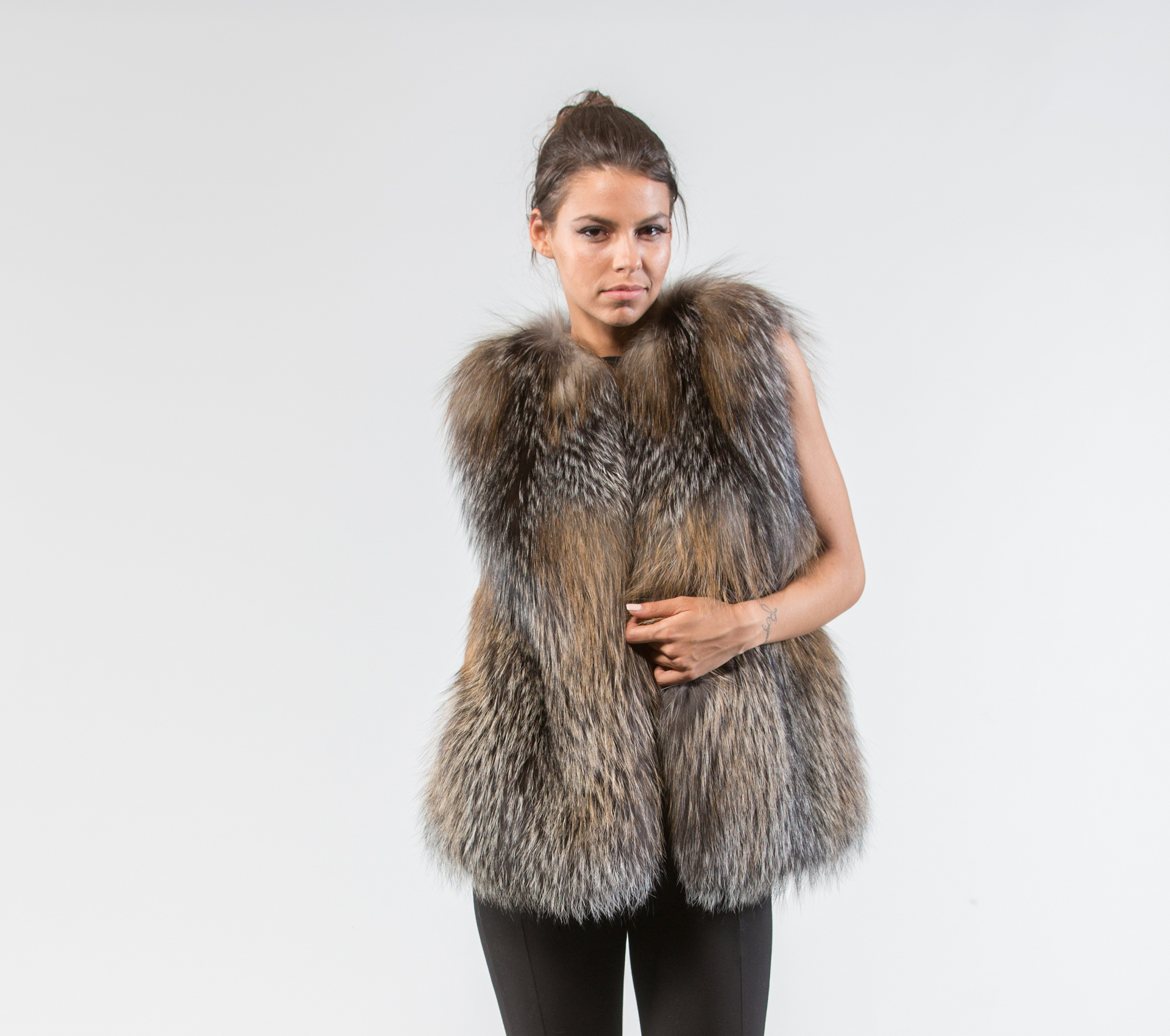 Cross Fox Fur Vest . Made of 100% real fur and genuine leather.